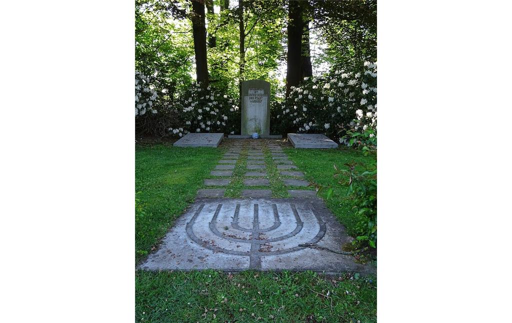 Gedenkstätte mit Gedenkstein auf dem Bereich des in der NS-Zeit zerstörten und eingeebneten jüdischen Friedhofs Alsdorf auf dem Areal des heutigen Nordfriedhofs (2020).