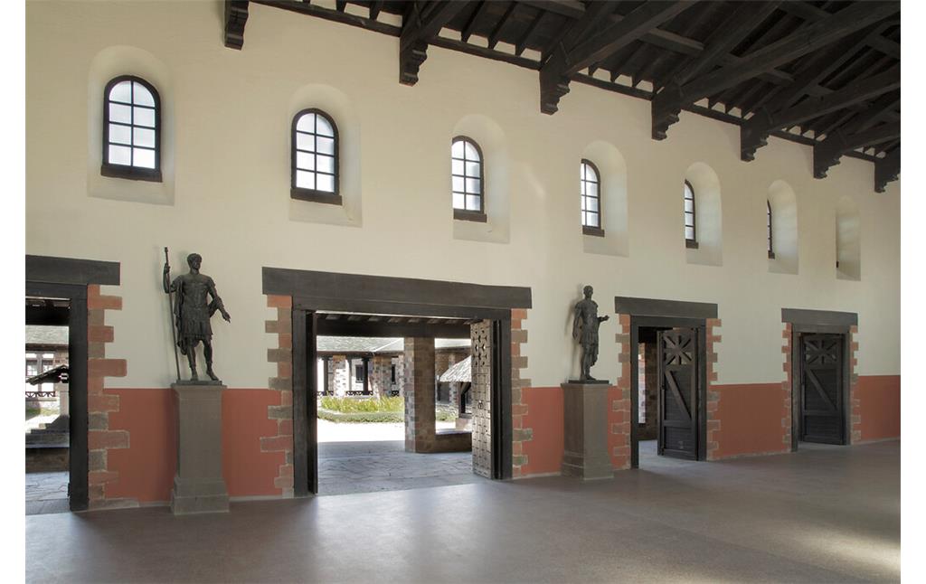 Die Principia, große Halle mit modernen Bronzestatuen der Kaiser Hadrian und Alexander Severus im Kastell Saalburg bei Bad Homburg vor der Höhe (2012).