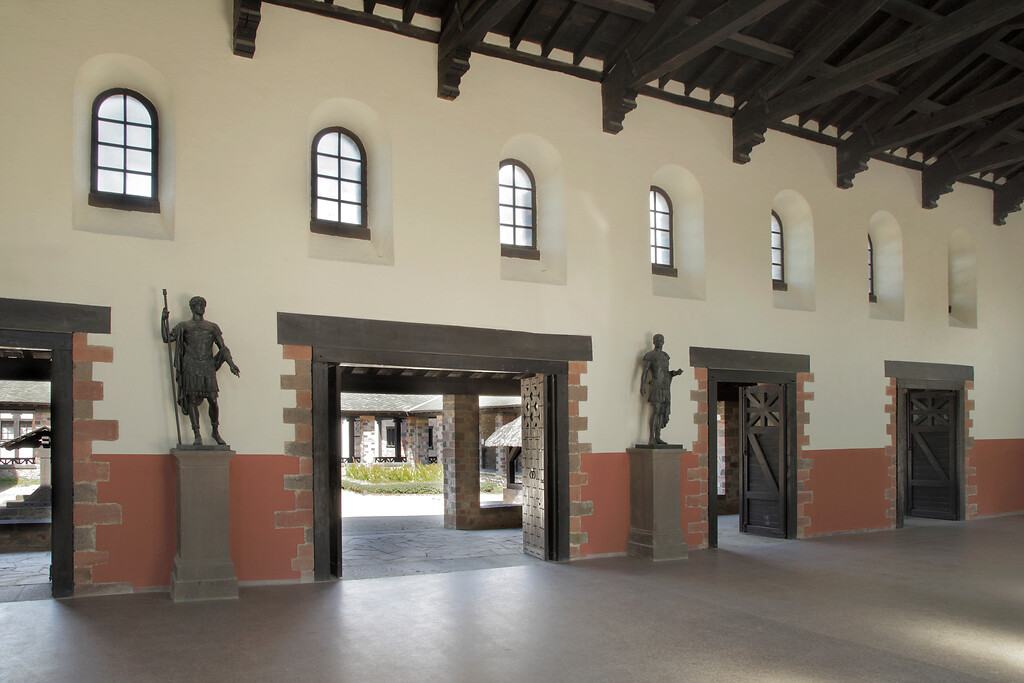 Die Principia, große Halle mit modernen Bronzestatuen der Kaiser Hadrian und Alexander Severus im Kastell Saalburg bei Bad Homburg vor der Höhe (2012).