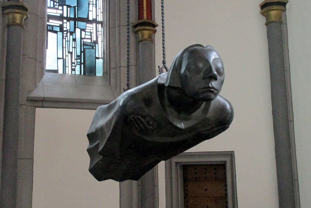 Die ursprünglich von Ernst Barlach geschaffene Bronzeskulptur "Der Schwebende". Der 1939 erfolgte zweite Abguss des Originals von 1927 befindet sich seit 1952 in der Kölner Antoniterkirche in der Schildergasse (2020).