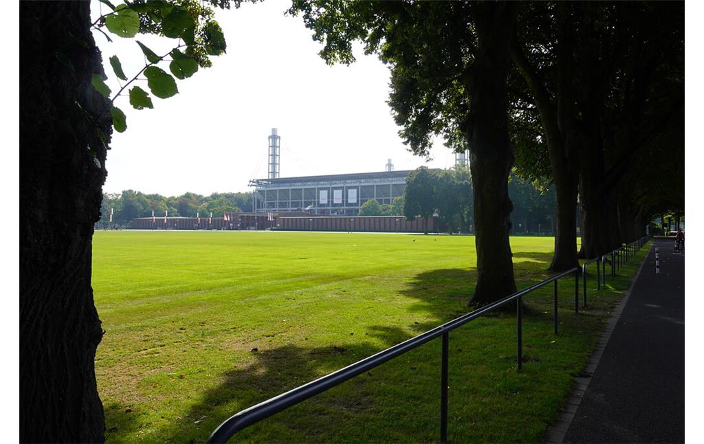 Blick über die Vorwiesen des RheinEnergie Stadions von Nordwesten aus gesehen (2021).