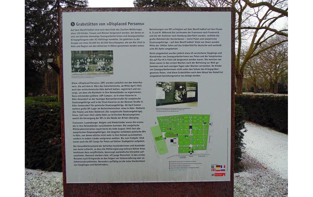 Die Tafel bei Flur A, die über die ehemaligen Grabstätten von sogenannten "Displaced Persons" nach dem Zweiten Weltkrieg auf dem Westfriedhof in Köln-Vogelsang informiert (2021).