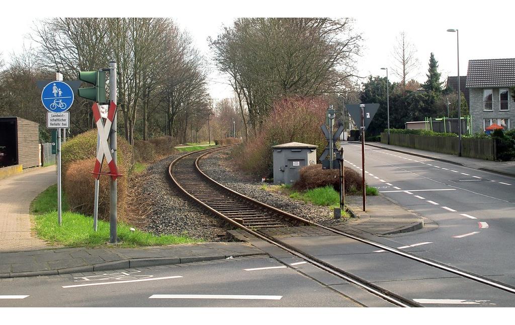 Gleise der Kleinbahn Siegburg - Zündorf, des so genannten "Rhabarberschlittens", an der Straße "Zum Kalkofen" in Troisdorf-Bergheim (2017).