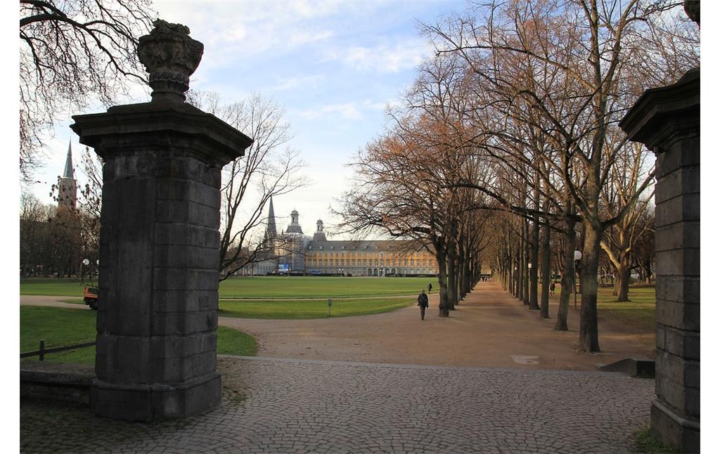 Der Hofgarten und das kurfürstliche Schloss in Bonn von Süden (2013) - zur Zeit der französischen Besatzung Schauplatz für Feste der französischen Republik