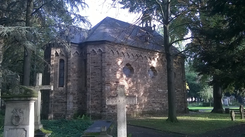 Georgskapelle auf dem Alten Friedhof in Bonn-Nordstadt aus südlicher Richtung. Im Vordergrund sind Grabmale zu erkennen (2014).