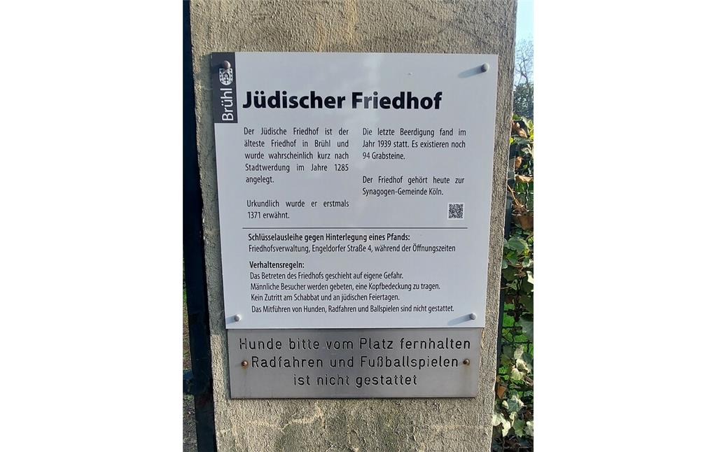 Hinweistafel am Eingang des jüdischen Friedhofs in Brühl (2023).