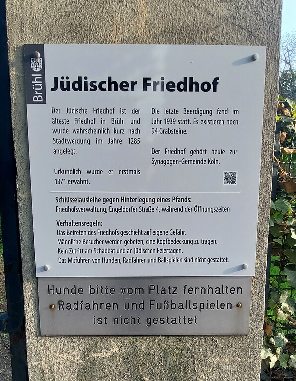 Hinweistafel am Eingang des jüdischen Friedhofs in Brühl (2023).
