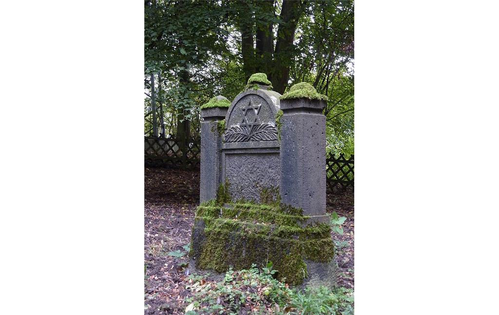 Grabstein mit Davidstern und fehlender Inschriftentafel auf dem neuen jüdischen Friedhof am Kesselberg in Bad Breisig (2010).