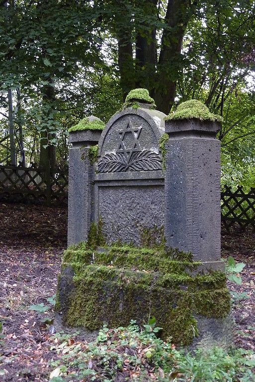 Grabstein mit Davidstern und fehlender Inschriftentafel auf dem neuen jüdischen Friedhof am Kesselberg in Bad Breisig (2010).