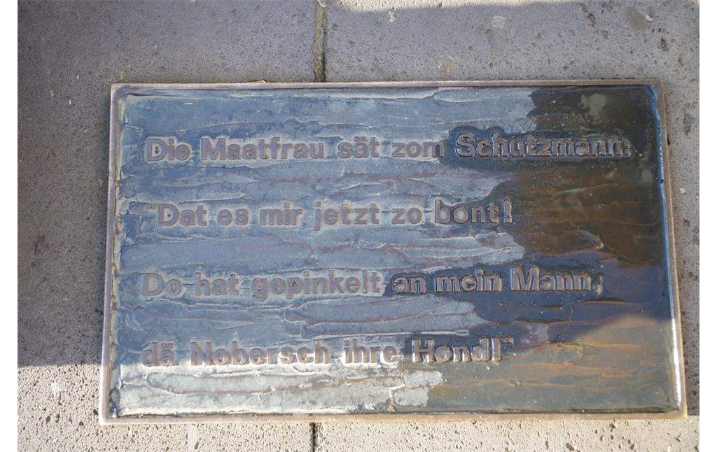 Zwischen den beiden Bronzefiguren "Der Schutzmann Otto" und "Marktfrau Ringelstein" ist auf einer Bronzetafel folgender Spruch zu lesen: "Die Maatfrau sät zom Schutzmann. Dat es mir jetzt zo bont! Do hat gepinkelt an mein Mann (= Weidenkorb mit Gemüse), dä Nobersch ihre Hond!" (Kleindenkmäler aus der Reihe der Koblenzer Originale auf dem Münzplatz in der Koblenzer Altstadt, 2014).