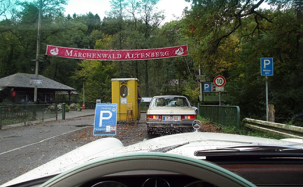 Zufahrt zum 1931 eröffneten Märchenwald Altenberg nördlich der ehemaligen Zisterzienserabtei bei Odenthal (2017).