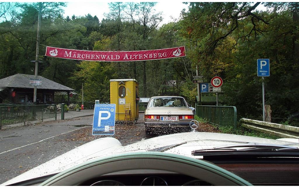 Zufahrt zum 1931 eröffneten Märchenwald Altenberg nördlich der ehemaligen Zisterzienserabtei bei Odenthal (2017).