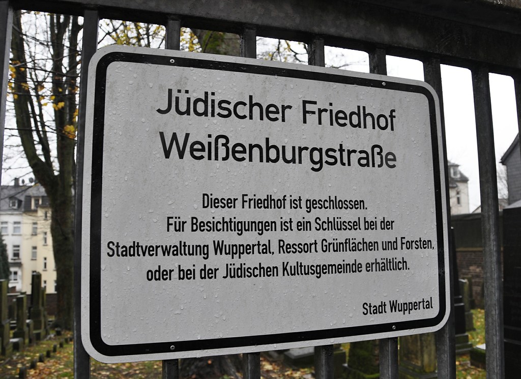Hinweisschild mit Informationen zur Möglichkeit von Besichtigungen am alten jüdischen Friedhof Weißenburgstraße in Elberfeld-Ostersbaum (2014).