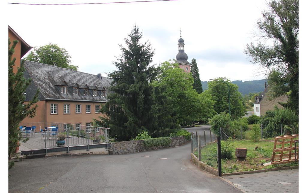 Blick auf das Klostergelände mit dem Klostergebäude und dem Kirchturm von Springiersbach (2015).