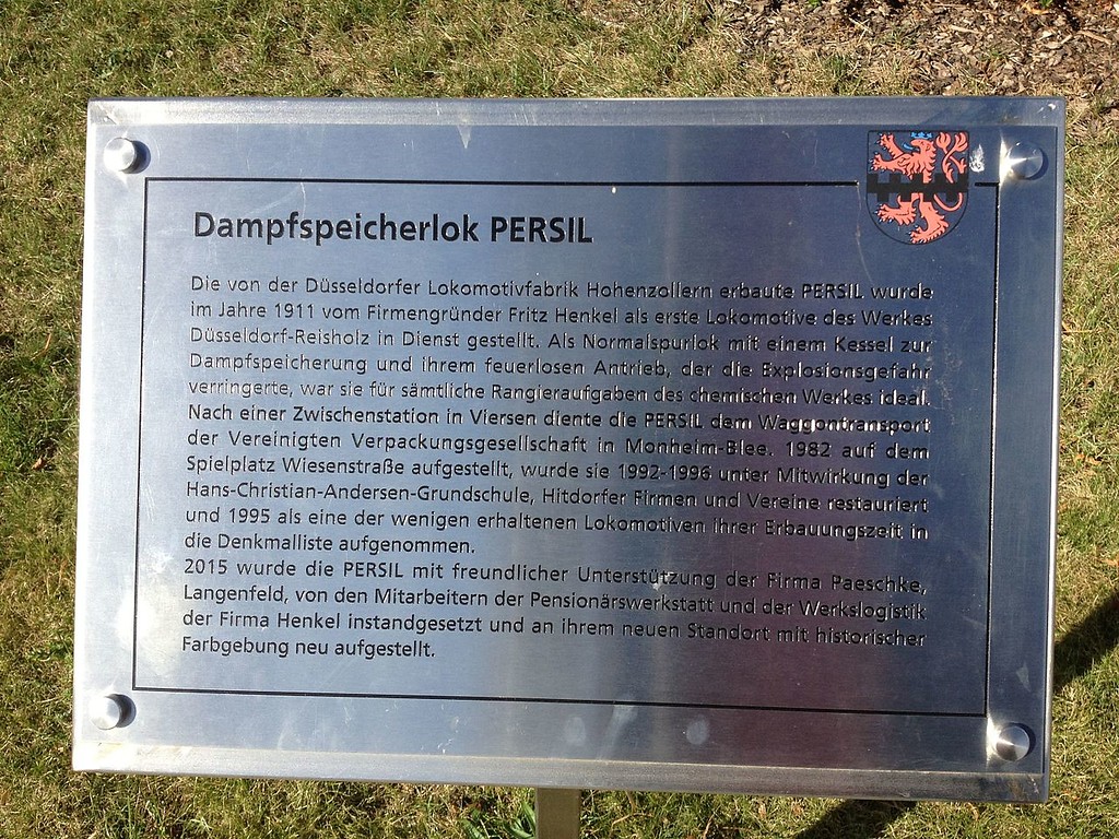 Informationstafel zur Hohenzollern-Dampfspeicherlok "PERSIL", Denkmallok in Leverkusen-Hitdorf (2016).