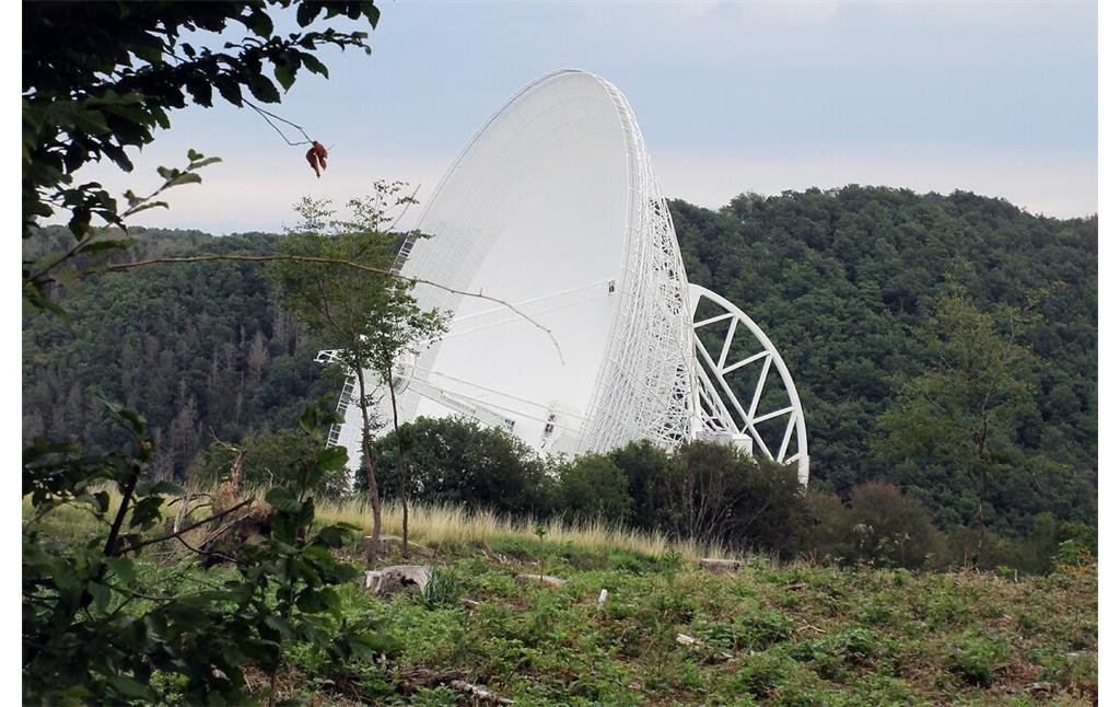 Radioteleskop Effelsberg bei Bad Münstereifel-Effelsberg (2020): der 100 Meter Durchmesser große Spiegel erhebt sich weithin sichtbar über das Tal.