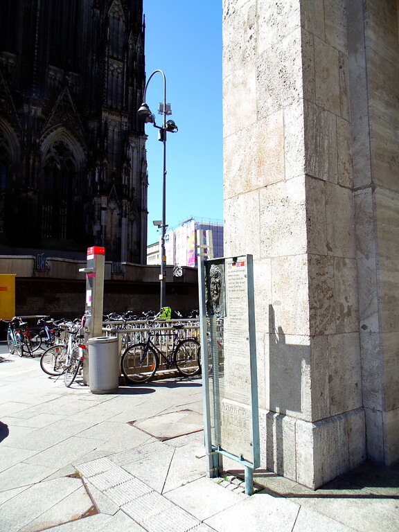 Blick auf die Glasstele an der südöstlichen Ecke des heutigen Deichmannhauses zu Ehren der Widerstandskämpferin gegen den Nationalsozialismus Freya Gräfin von Moltke, geb. Deichmann, die am 29. März 1911 im vormaligen "Palais Deichmann" geboren wurde (2020).