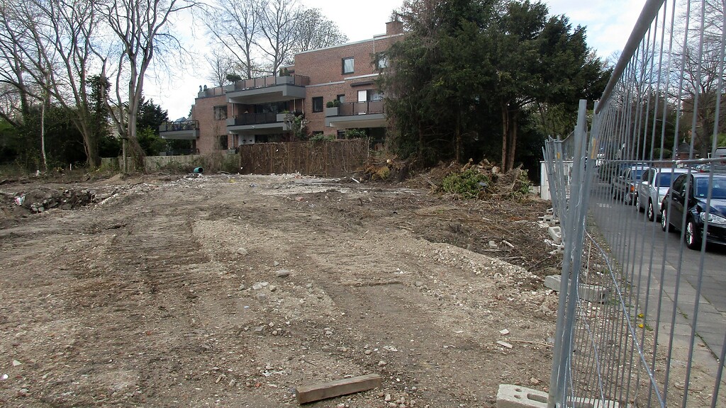 Grundstück der inzwischen vollständig abgerissenen früheren Loos'schen Villa im Schillingsrotter Weg in Köln-Marienburg (2021).
