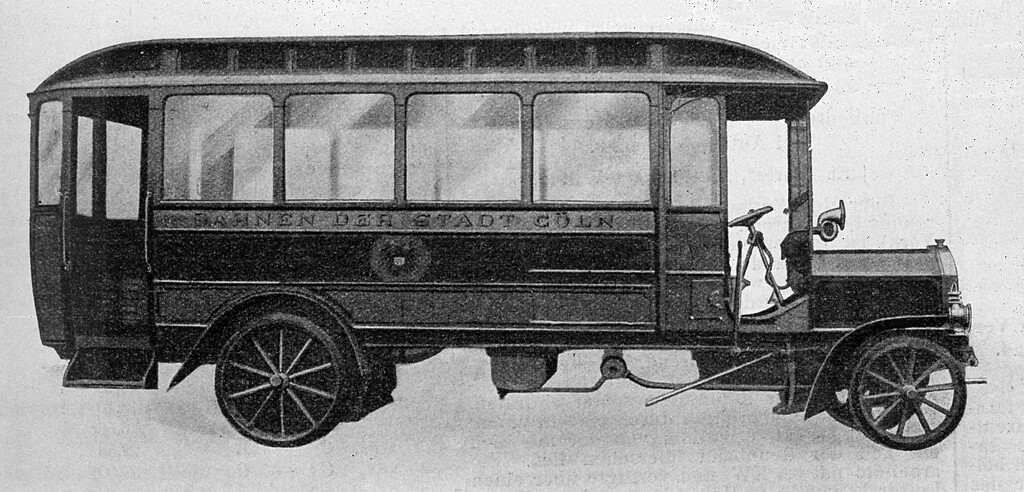 Der bei der "Ernst Heinrich Geist Elektrizitäts AG" in Köln-Zollstock gefertigte Omnibus mit Hybrid-Antrieb (Benzin- und Elektroantrieb) für die am 20. Dezember 1907 eröffnete erste Autobuslinie der Bahnen der Stadt Köln. Abbildung aus "Allgemeine Automobil-Zeitung", 1908.