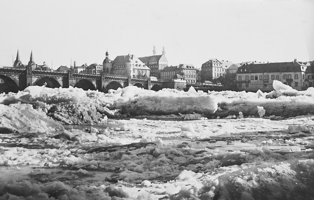 Historische Fotografie vom Eisgang auf der Mosel bei Koblenz (1929)