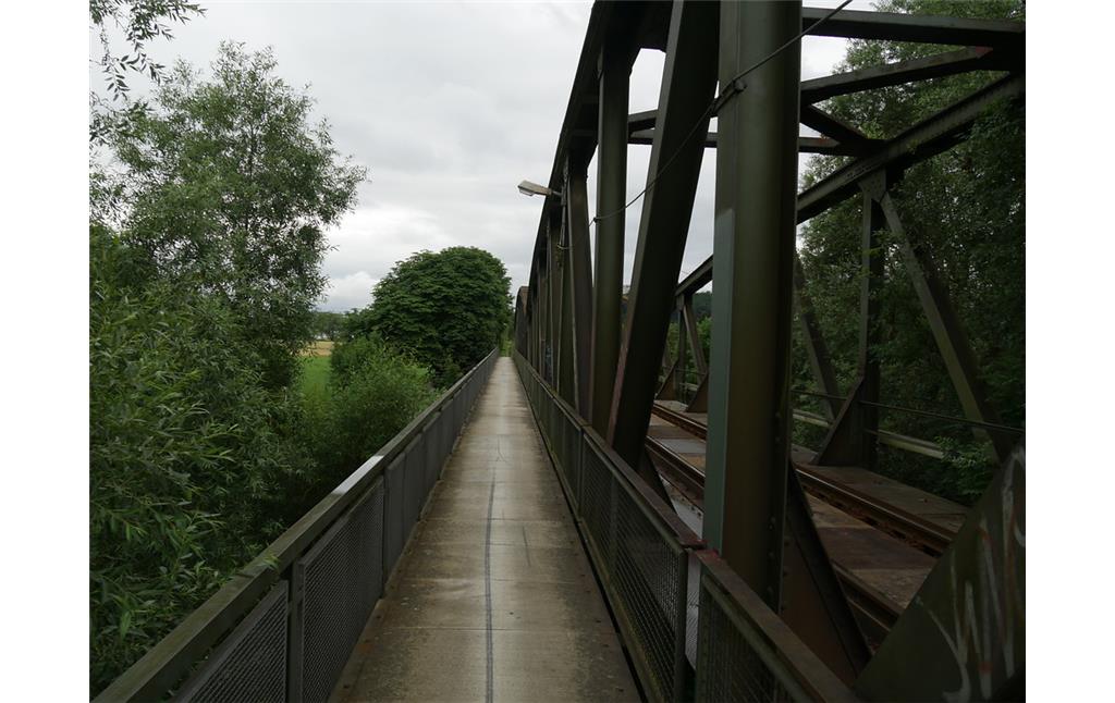 Fußweg auf der Eisenbahnbrücke bei Limburg-Staffel (2017)
