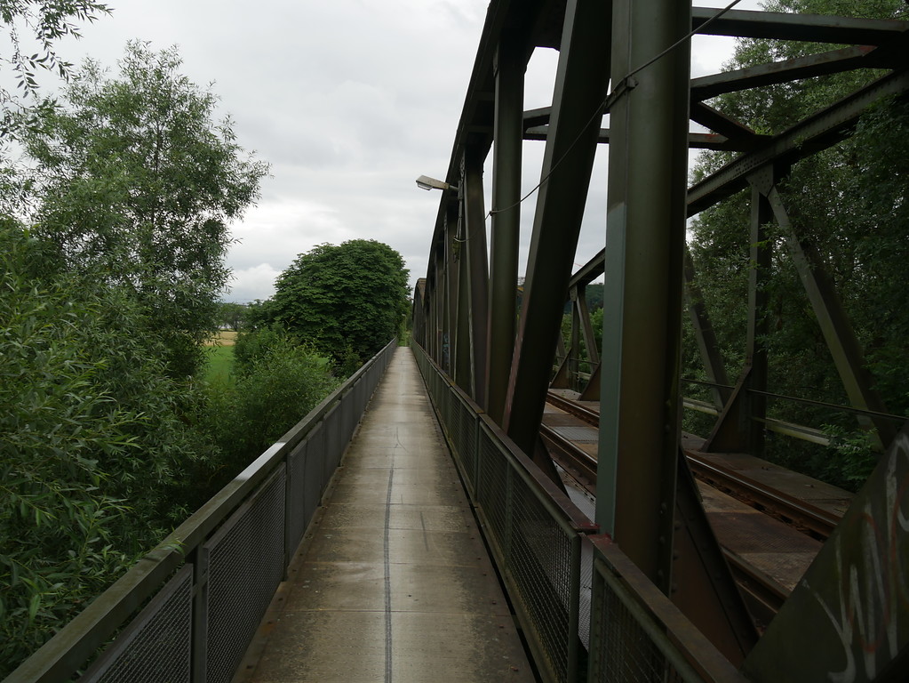 Fußweg auf der Eisenbahnbrücke bei Limburg-Staffel (2017)