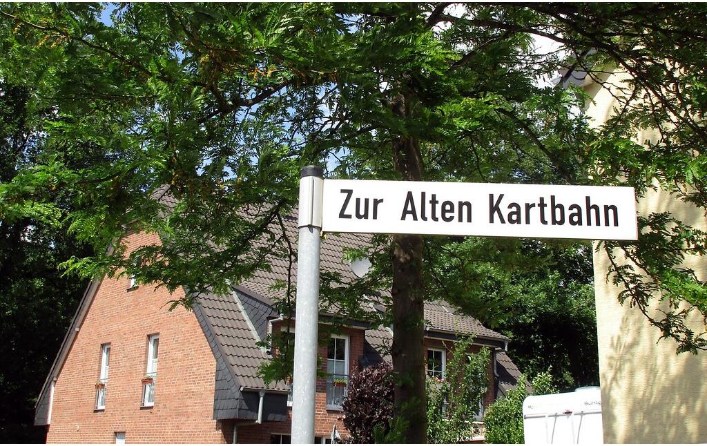 Straßennamensschild der heutigen Wohnstraße "Zur Alten Kartbahn" auf dem einstigen Areal der 1979 geschlossenen Kartrennstrecke in Kerpen-Horrem (2022).