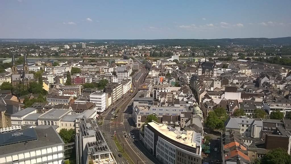 Blick vom Bonner Stadthaus aus über den Bertha-von-Suttner-Platz in Richtung Bonn-Beuel (2015). Im Hintergrund ist die Kennedybrücke über den Rhein zu erkennen.
