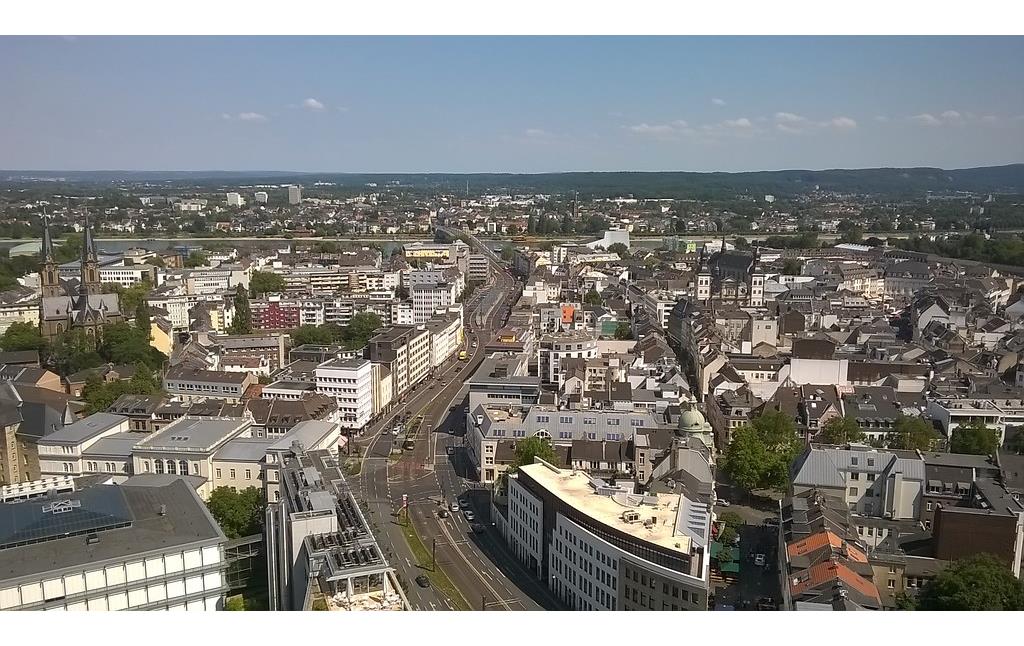 Blick vom Bonner Stadthaus aus über den Bertha-von-Suttner-Platz in Richtung Bonn-Beuel (2015). Im Hintergrund ist die Kennedybrücke über den Rhein zu erkennen.