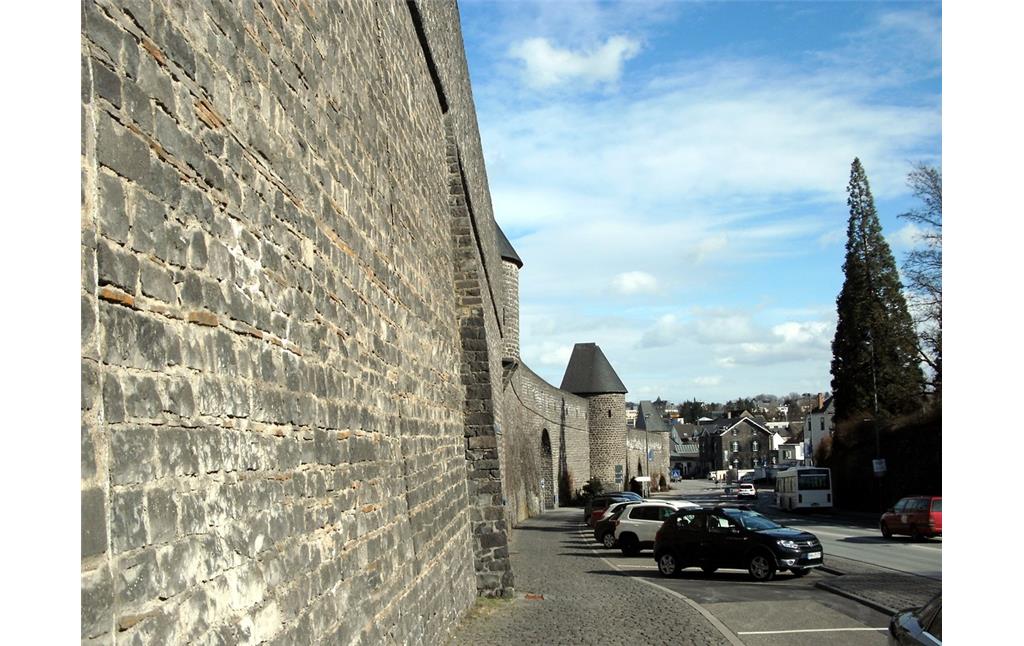Südlicher Bereich der erhaltenen Stadtmauerbefestigung von Mayen am Boemundring (2013).
