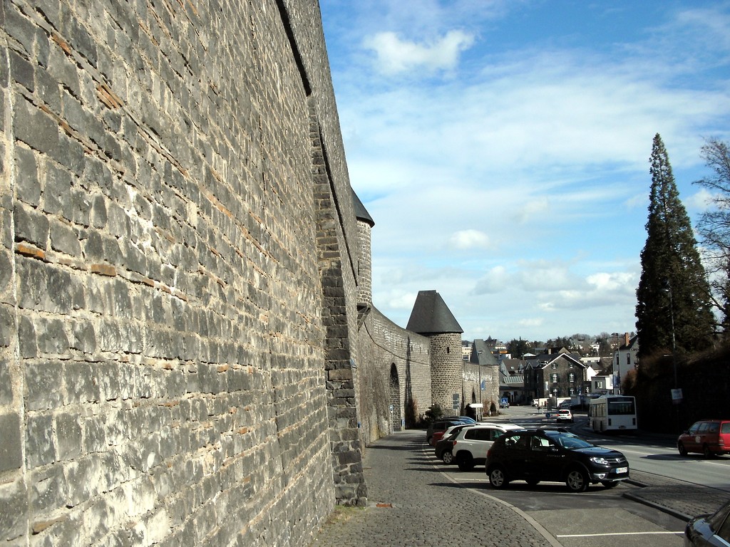 Südlicher Bereich der erhaltenen Stadtmauerbefestigung von Mayen am Boemundring (2013).