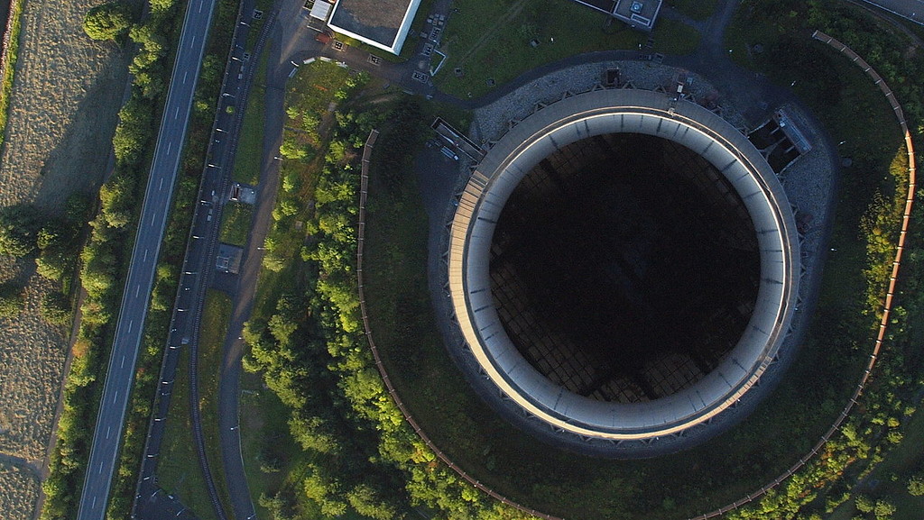 Senkrechter Blick von oben in den 162 Meter hohen Kühlturm des Kernkraftwerkes Mülheim-Kärlich (Luftaufnahme 2012).