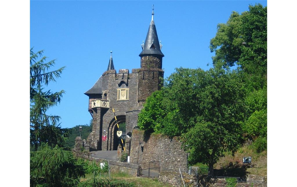 Das im Nordwesten der Burg gelegene Torhaus zur Reichsburg Cochem (2015).