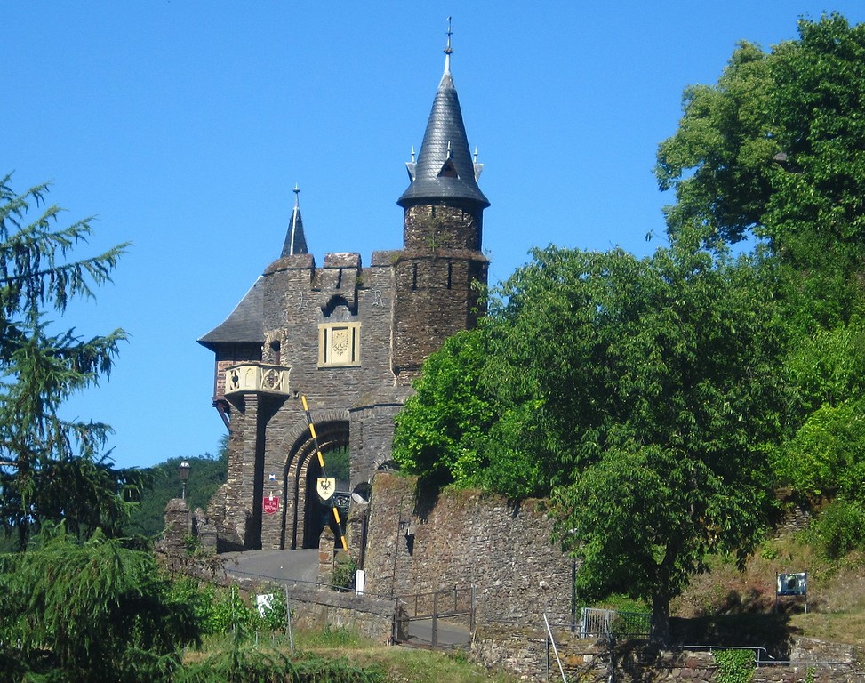 Das im Nordwesten der Burg gelegene Torhaus zur Reichsburg Cochem (2015).