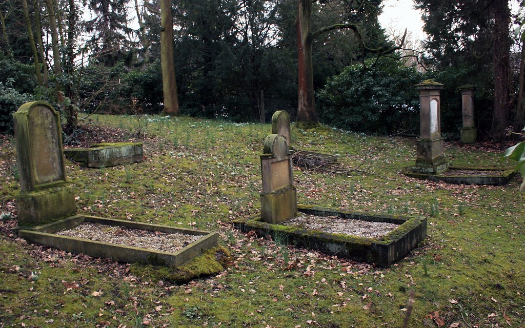 Grabsteine auf dem Gräberfeld des jüdischen Friedhofs in der Kamphausener Straße in Mönchengladbach-Odenkirchen (2015).