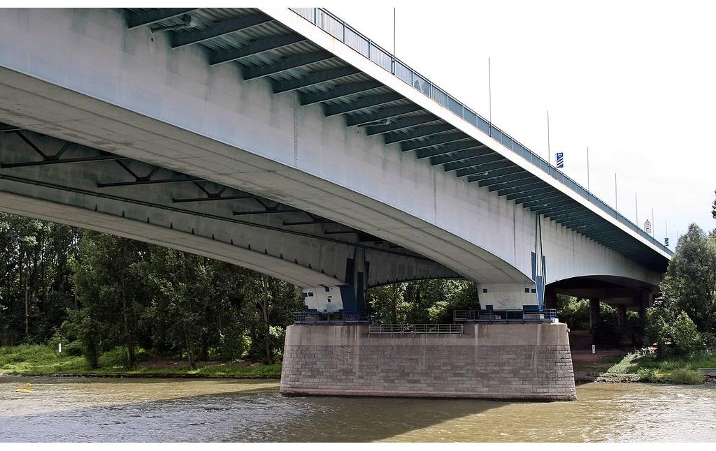 Die Unterseite der Bonner Konrad-Adenauer-Brücke, Blick von der Ramersdorfer Seite (2008)