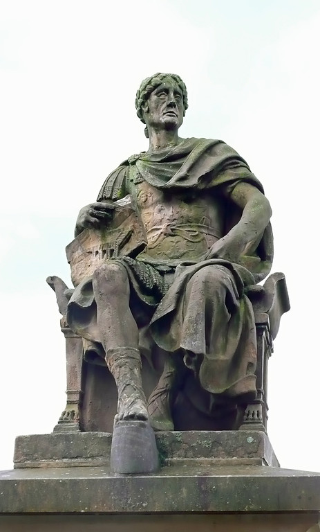 Nahaufnahme des Römerdenkmals auf dem Rheindamm bei Schwarzrheindorf. Zu sehen ist eine Sitzstatue von Gaius Iulius Caesar (100-44 v. Chr.) als Kriegsherr (2014).