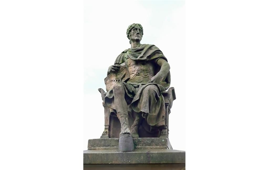 Nahaufnahme des Römerdenkmals auf dem Rheindamm bei Schwarzrheindorf. Zu sehen ist eine Sitzstatue von Gaius Iulius Caesar (100-44 v. Chr.) als Kriegsherr (2014).