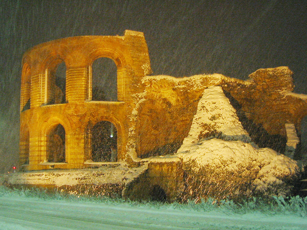 Ostapsis der Trierer Kaiserthermen im abendlichen Schneetreiben (2004)