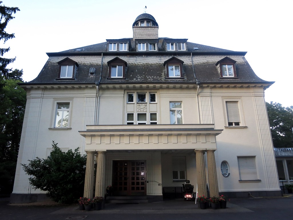 Das Hauptgebäude des Weidtmanschen Schlösschens in Koblenz-Metternich (2014).