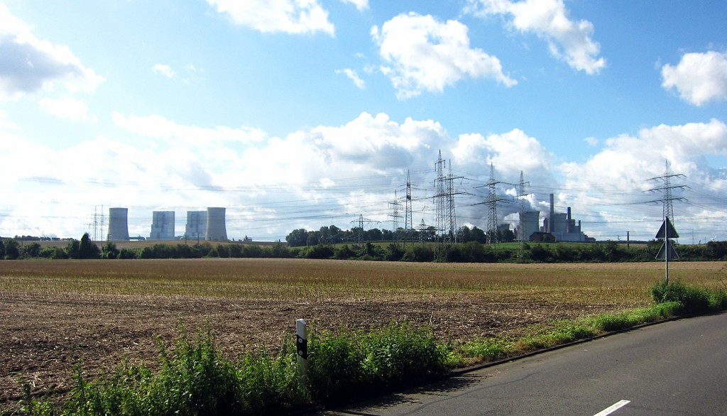 Das Kraftwerk Neurath (rechts im Bild) und das Kraftwerk Niederaußem (links im Bild, Aufnahme 2014)