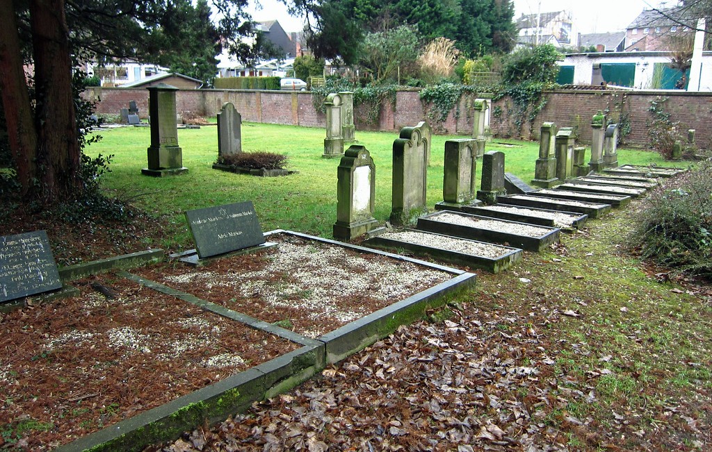 Grabsteine auf dem Gräberfeld des Judenfriedhofs Roßweide in Mönchengladbach-Wickrath (2015).