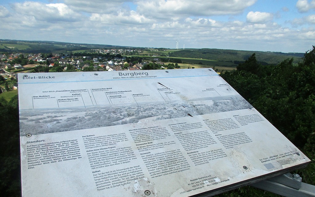 Blick vom Krawutschke-Aussichtsturm auf dem 400,8 Meter hohen Burgberg bei Hürtgenwald-Bergstein (2017).