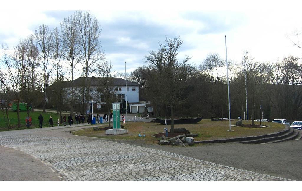 Blick auf das Gelände des Turner- und Jugendheims auf dem Loreleyplateau vom dortigen Besucherzentrum aus (2015).