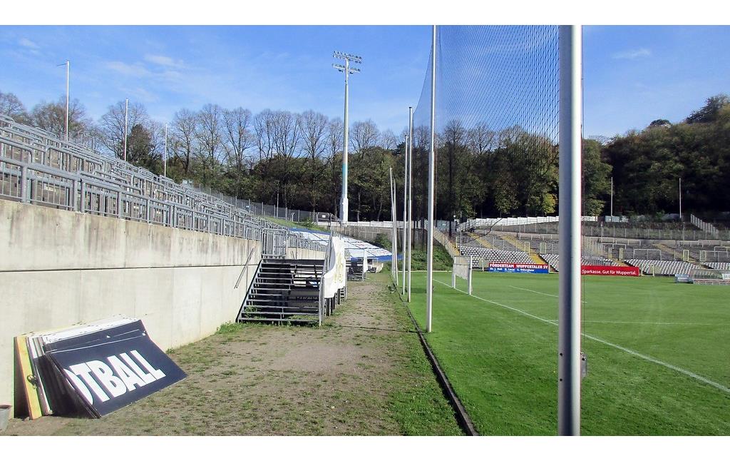 Blick auf die nördlichen und östlichen Tribünen im Stadion am Zoo in Wuppertal-Elberfeld (2019).