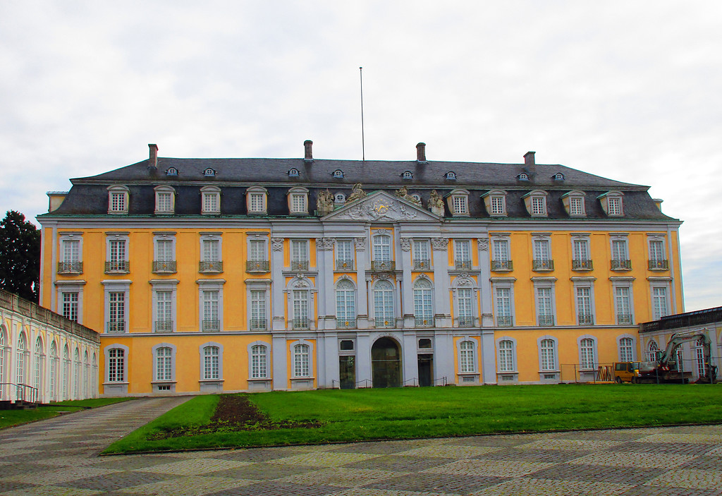 Schloss Augustusburg in Brühl, rückseitige Ansicht des Hauptgebäudes von der Schloßstraße aus (2015)