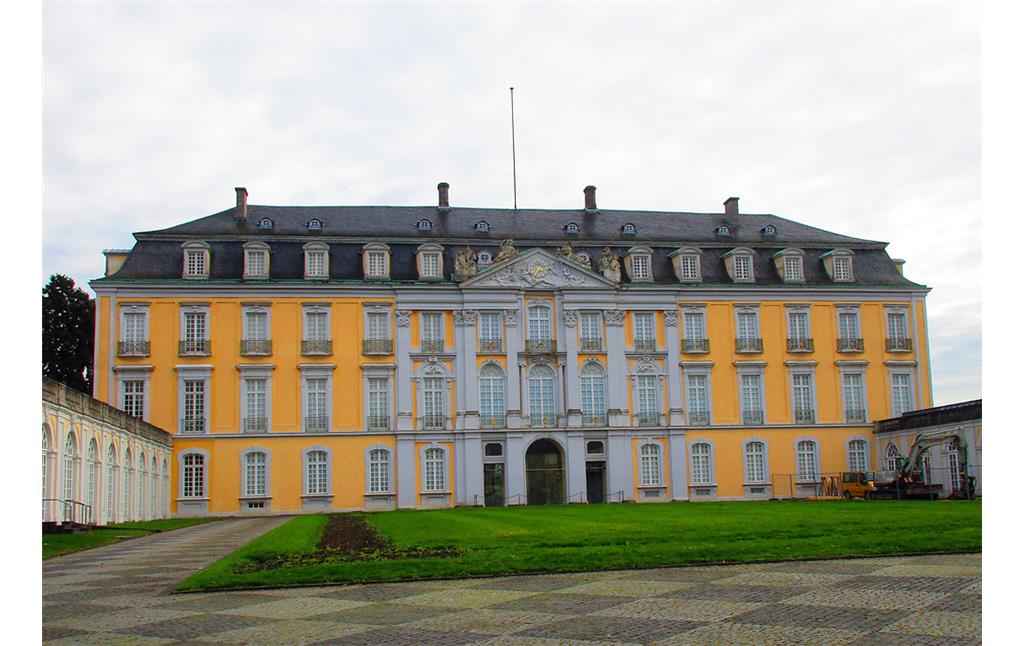Schloss Augustusburg in Brühl, rückseitige Ansicht des Hauptgebäudes von der Schloßstraße aus (2015)
