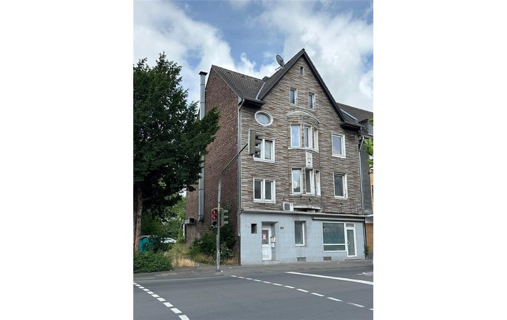 Das ehemalige Wohnhaus und die Metzgerei der Familie Tobias in Porz, Hauptstraße 341, wurde 1913/14 errichtet (2023).