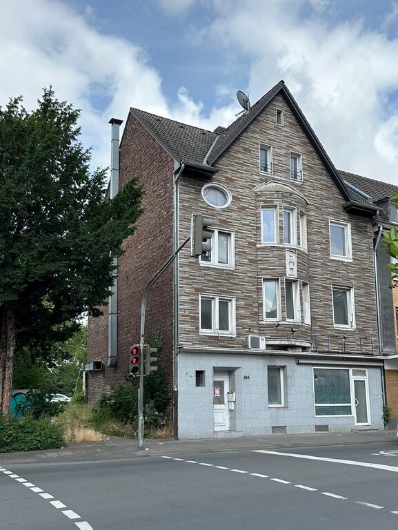 Das ehemalige Wohnhaus und die Metzgerei der Familie Tobias in Porz, Hauptstraße 341, wurde 1913/14 errichtet (2023).