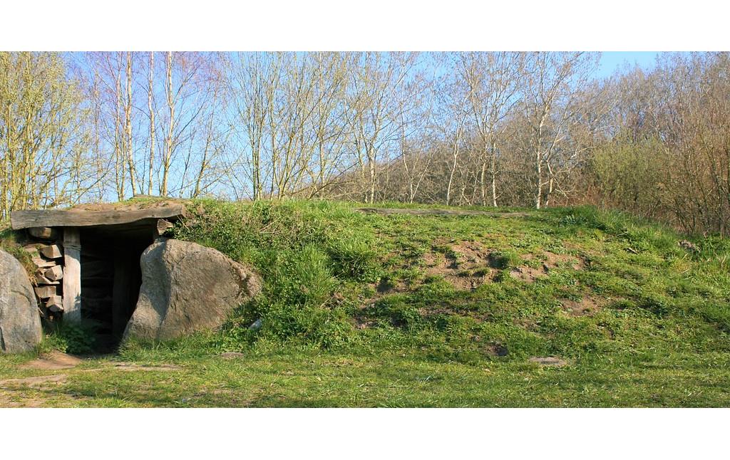 Der begehbare Nachbau eines Großsteingrabes im Steinzeitpark Dithmarschen in Albersdorf (2019)
